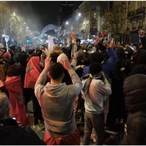 Brüsszel belvárosát ellepték a marokkóiak - fáklyákkal dobálják a rendőröket (Fotók)