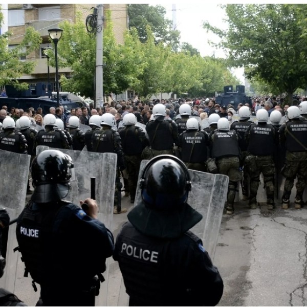 Összecsapások törtek ki a szerb tüntetők és a biztonsági erők között Koszovó északi részén