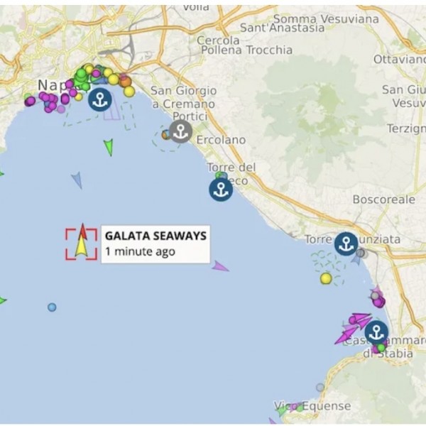 Nápoly partjainál migránsok akarták átvenni az irányítást egy török hajón