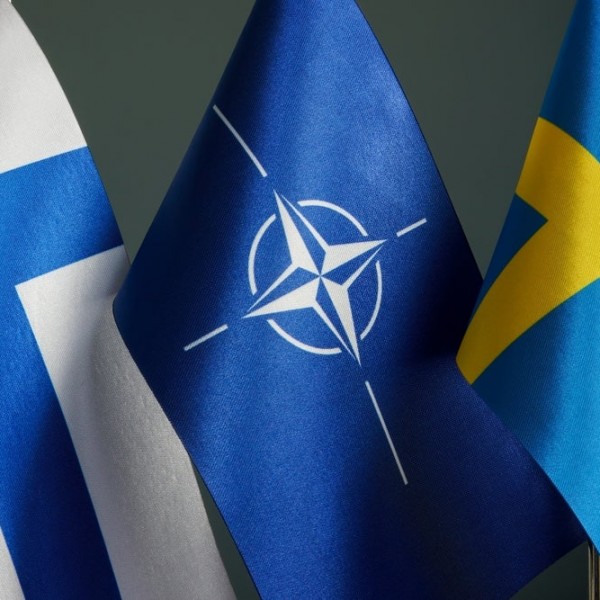 Hivatalosan felkérte a NATO Svédországot és Finnországot a csatlakozásra
