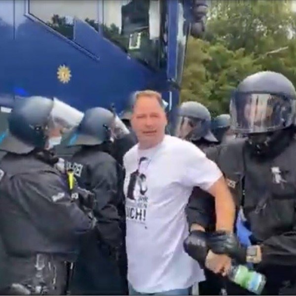 Berlinben agyba-főbe verik egymást a rendőrök a tüntetőkkel - Videók