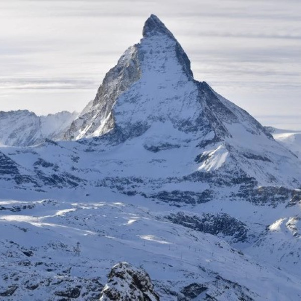 Lavina sodort el három túrázót a svájci Alpokban, csak egy élte túl