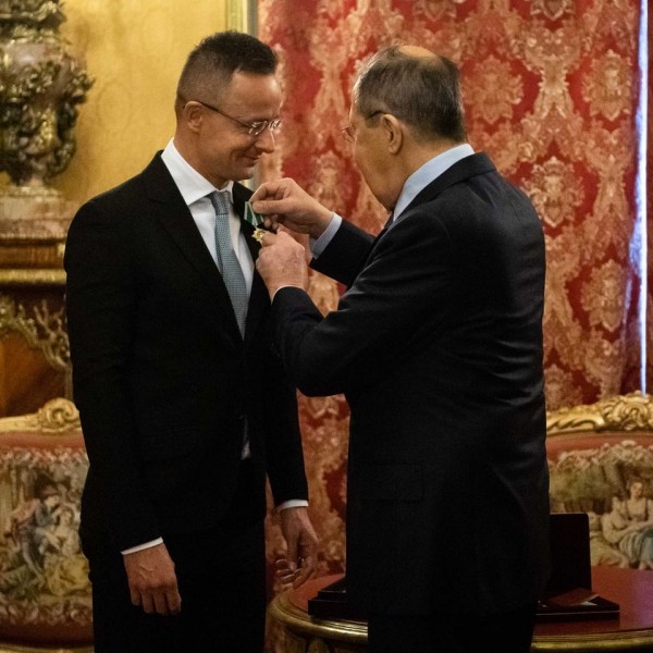 Szijjártó Péter átvette a Putyintól kapott "Barátságért" kitüntetését