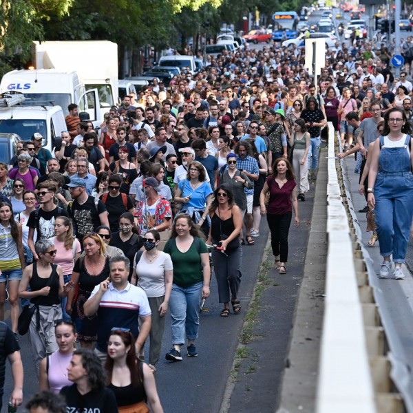 Zúg a mocskos Fidesz a Nyugati téren, a csőcselék elállta a villamosok útját