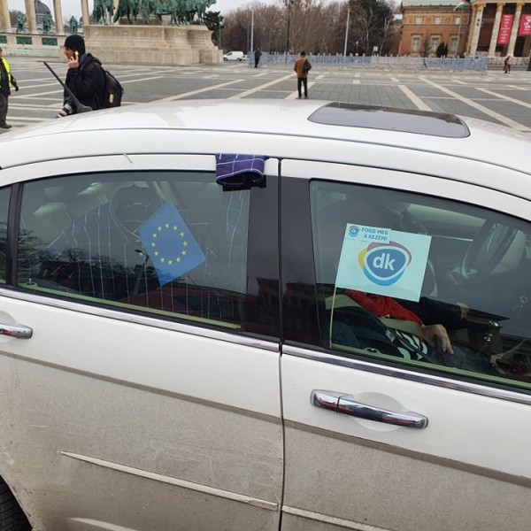 Képes beszámoló: autós forradalom kezdődött Budapesten, 15 járművel