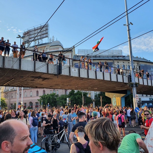 Zúg a mocskos Fidesz a Nyugati téren, a csőcselék elállta a villamosok útját