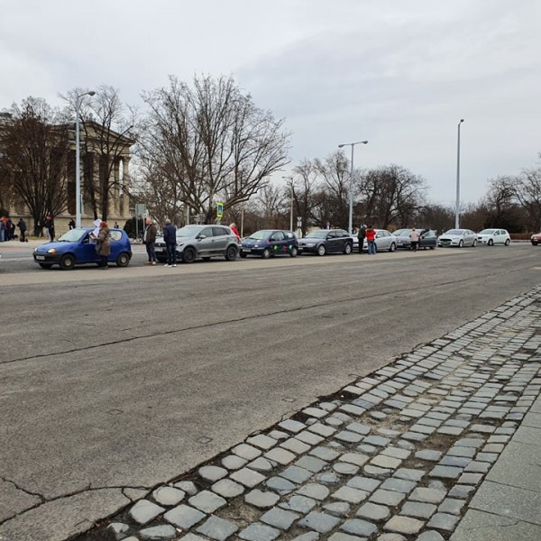 Képes beszámoló: autós forradalom kezdődött Budapesten, 15 járművel