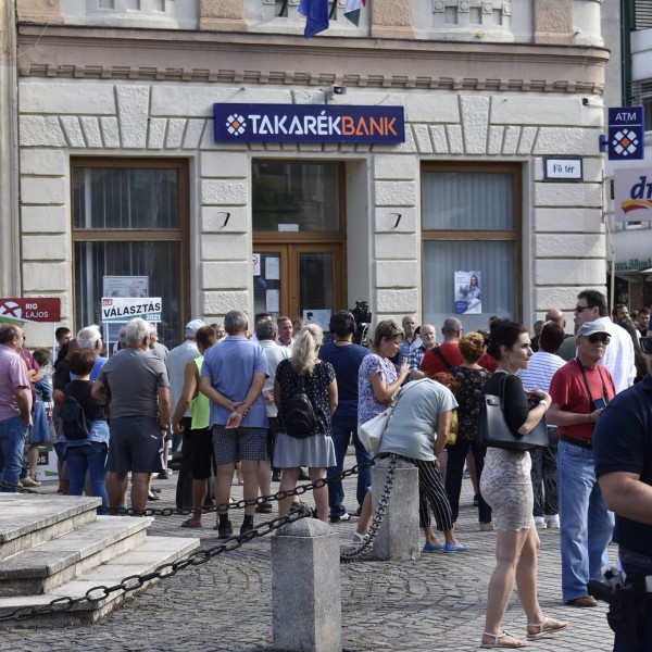 Rendkívüli: Jakab Tapolcára látogatott, agyon akarják ütni, felsorakozott a rendőrség