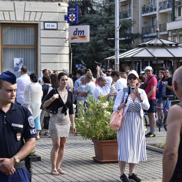 Rendkívüli: Jakab Tapolcára látogatott, agyon akarják ütni, felsorakozott a rendőrség
