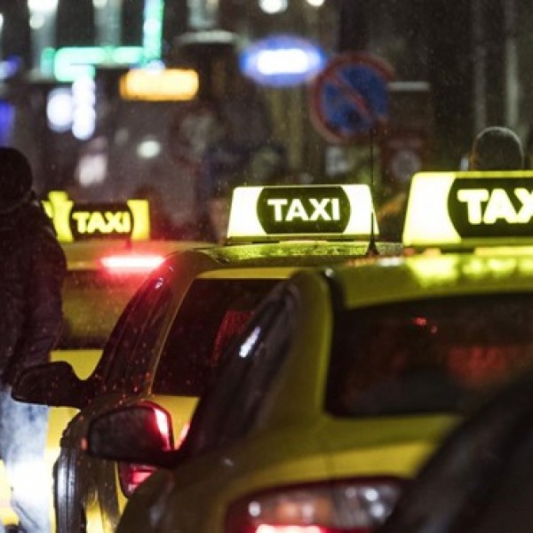 Hétfőn tárgyalnak a taxisok Karácsonyékkal: jön a tarifaemelés?