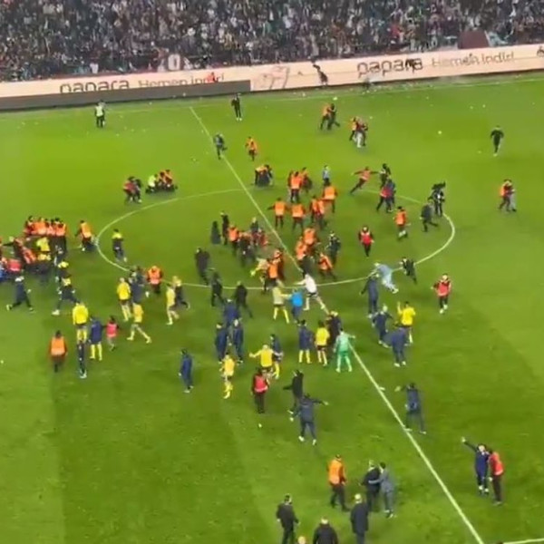 A Trabzonspor szurkolói a pályán támadtak a Fenerbahce játékosaira (Videó)