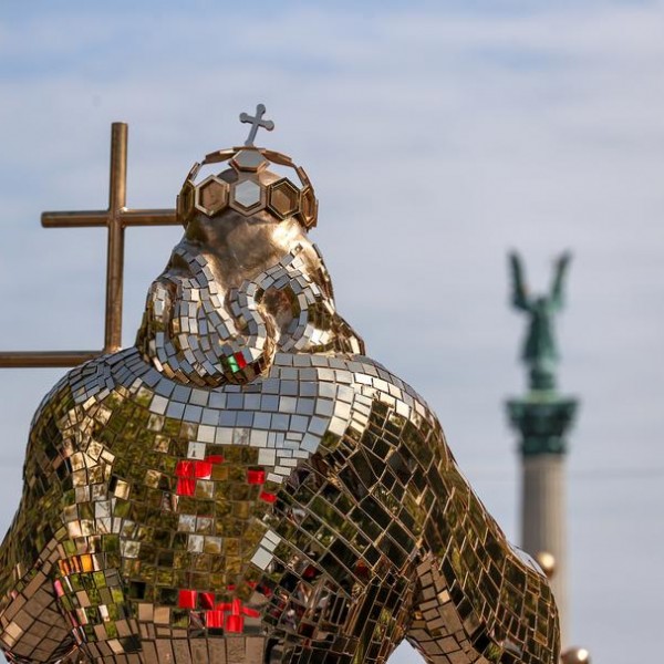 Gigászi turul madár és Szent István-szobor: képeken az augusztus 20-i felvonulás