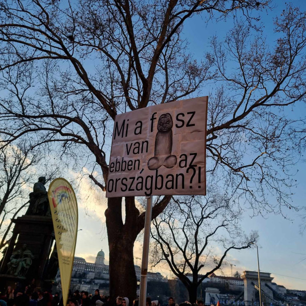 Orbán megint bukik - 100 kommunista vergődött a BM épülete előtt