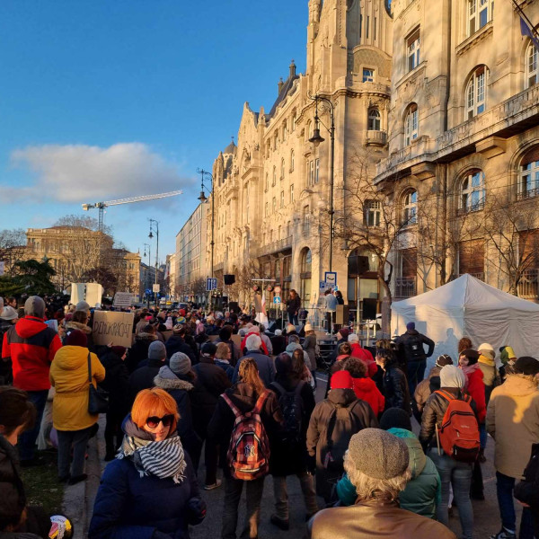 Orbán megint bukik - 100 kommunista vergődött a BM épülete előtt