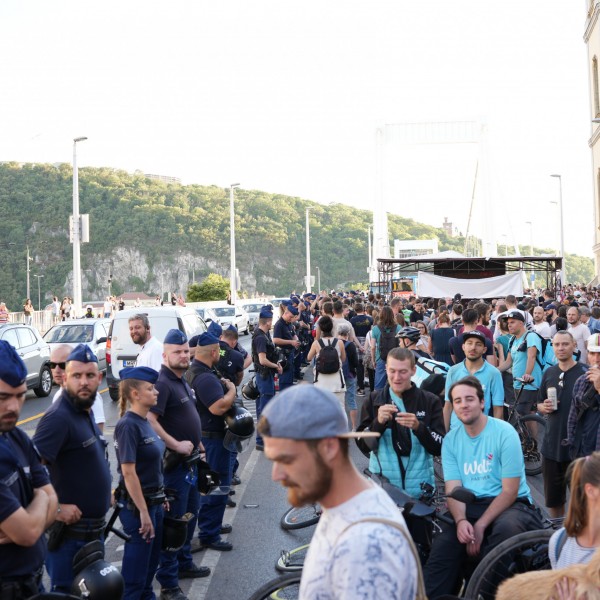 Drog, alkohol, zene - Ma is fetreng a csőcselék az Erzsébet hídon - Fotók