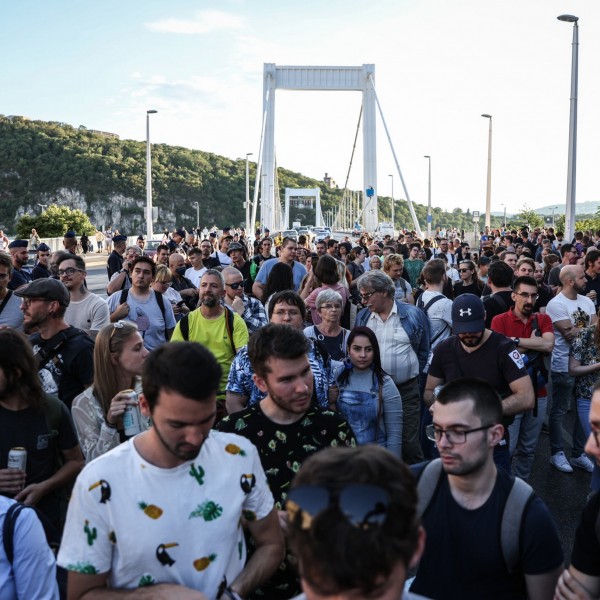 Drog, alkohol, zene - Ma is fetreng a csőcselék az Erzsébet hídon - Fotók