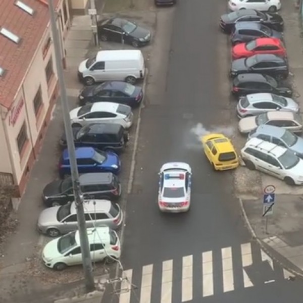 Filmbe illő autós üldözés zajlott Debrecenben, kiraboltak egy ékszerboltot (Videó)