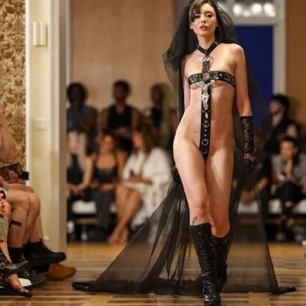 Botrány a berlini Fashion Week-en: provokatív ruhákkal gyalázták a kereszténységet