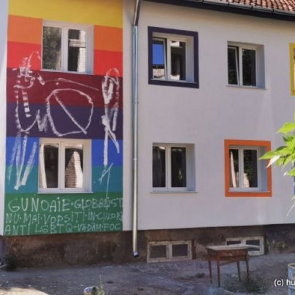 „A mi gyerekeink nem melegek” – Megrongálták egy erdélyi óvoda szivárványos falát