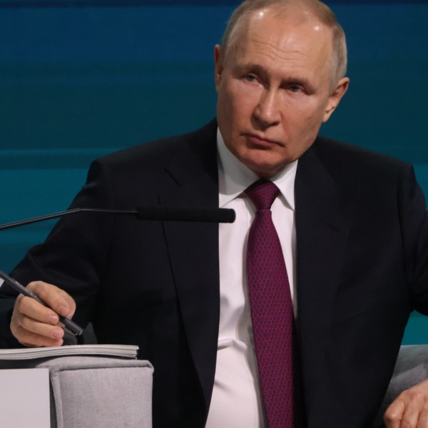Putyin szerint a Nyugat ágyútölteléknek használja az ukrán népet