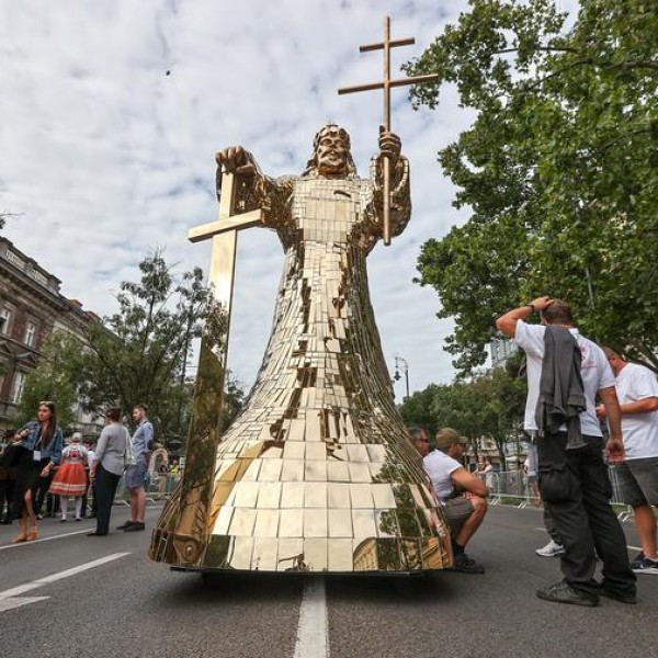 Gigászi turul madár és Szent István-szobor: képeken az augusztus 20-i felvonulás