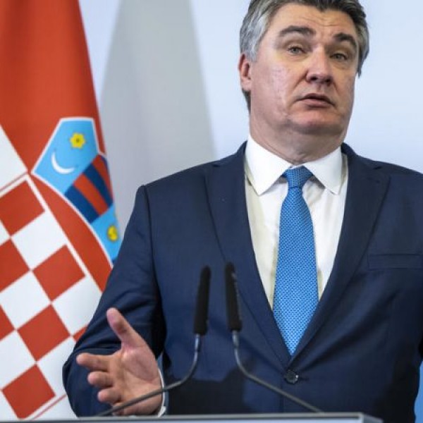 "Együttműködtek a nácikkal" - A horvát elnök bírálta a "dicsőség Ukrajnának" kifejezést