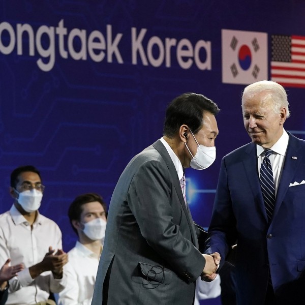 Biden elfelejtette Dél-Korea elnökének a nevét (Videó)